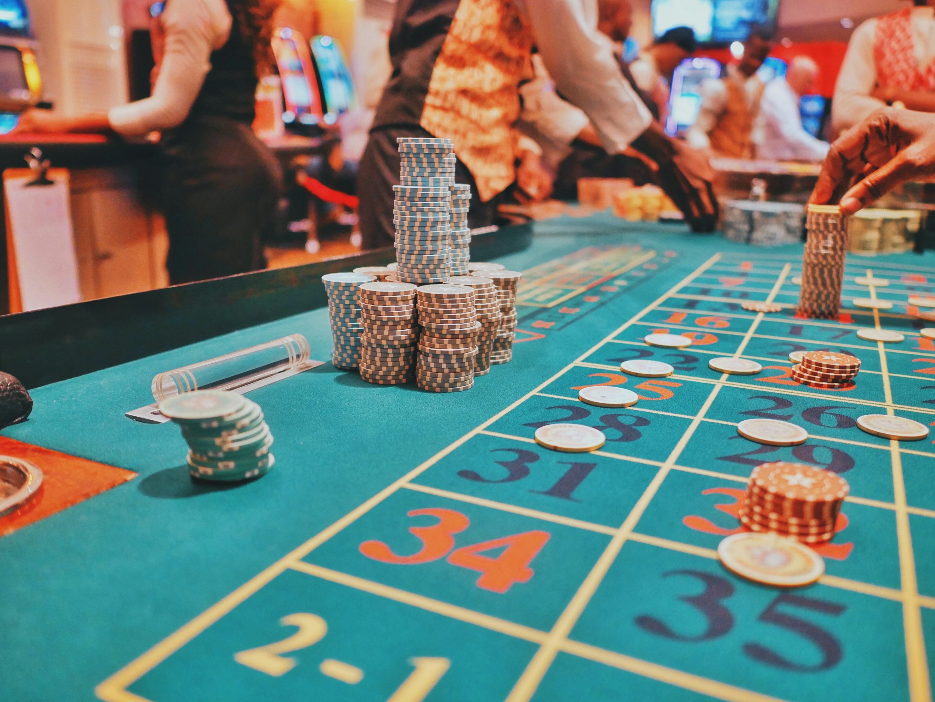 Fortune Tiger slot interface on mobile browser showing reel layout and spin button